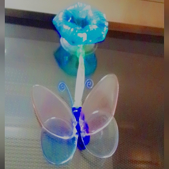 Avon "In The Garden" Suncatcher (Flower and Butterfly) - Picture 1 of 7